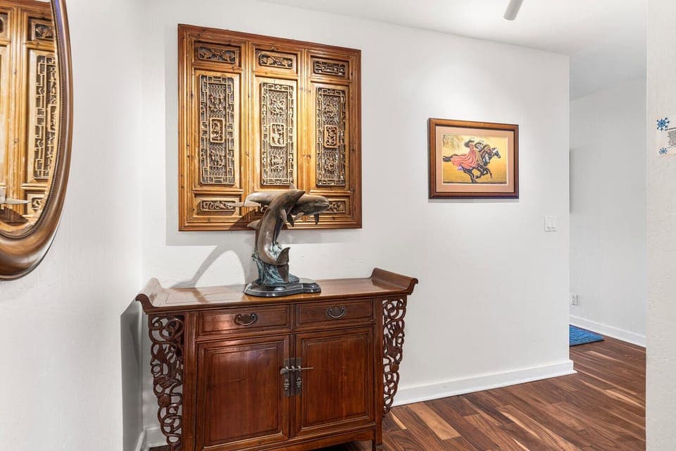 Elegant hallway décor blending island charm with traditional touches.