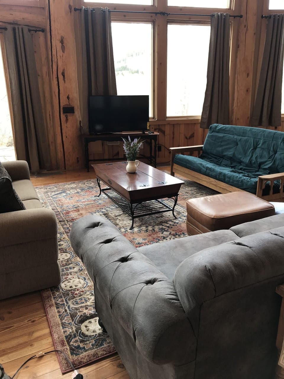 Huge mountain Views, dining room + large screen T.V, sofa sleeper & futon