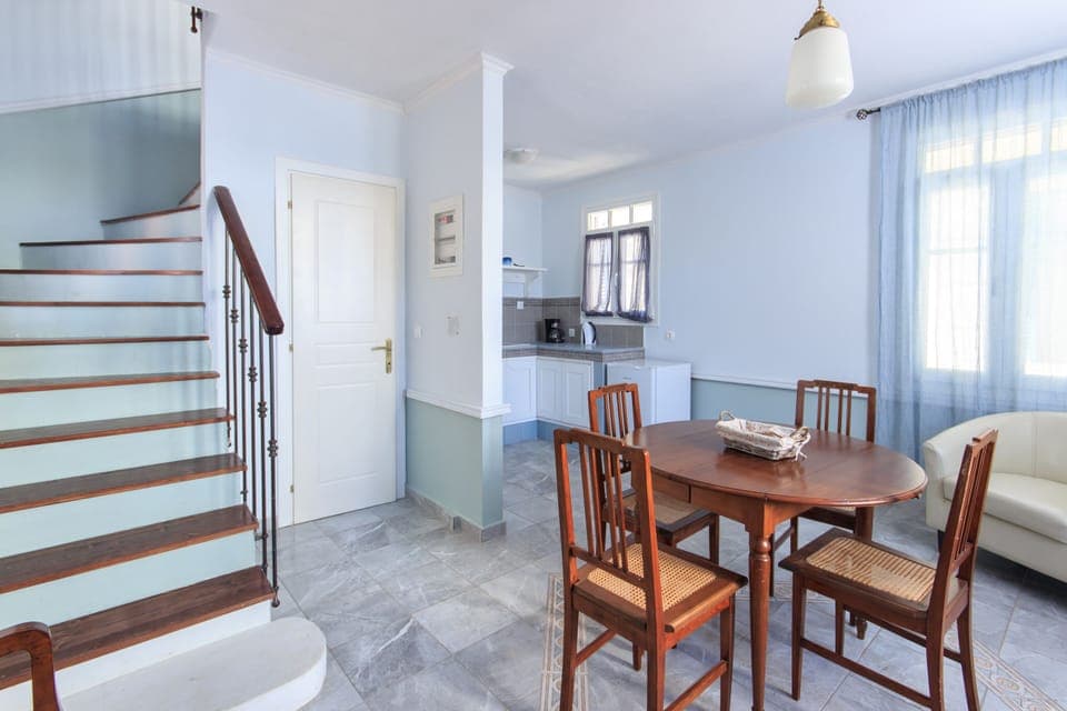 Dining area & kitchen