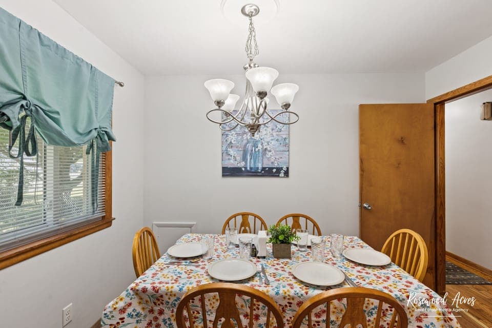 Eat in kitchen that seats a family of six