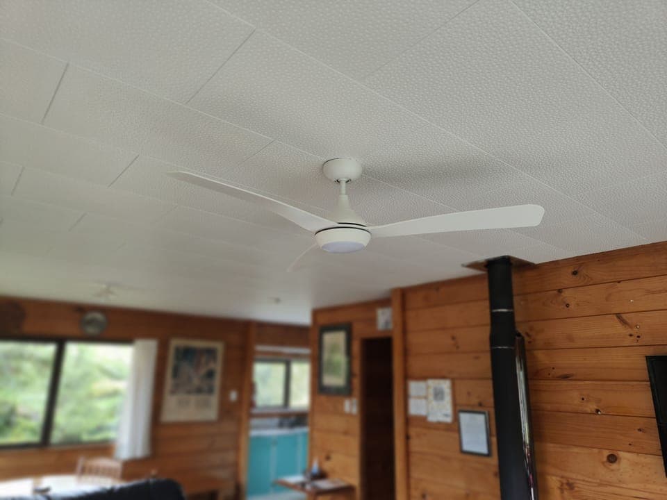 There's also a ceiling fan for the warmer times (it also has a winter mode).