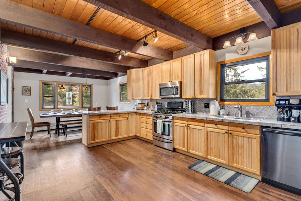 This fully stocked kitchen allows you to make any type of meal, from the simple to the gourmet.