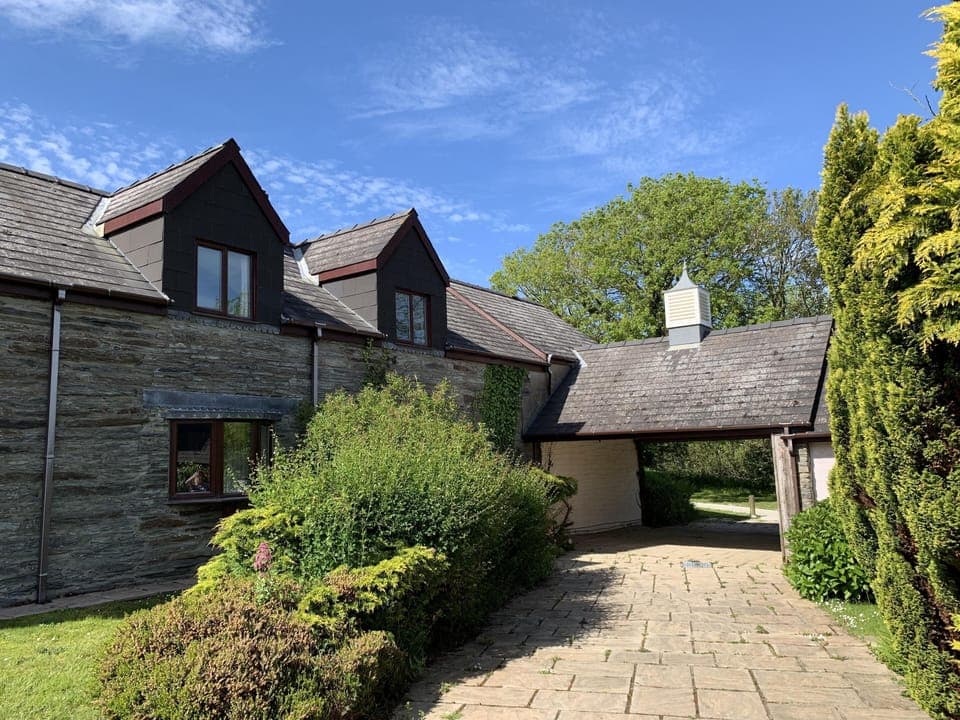 Front of Cottage showing courtyard