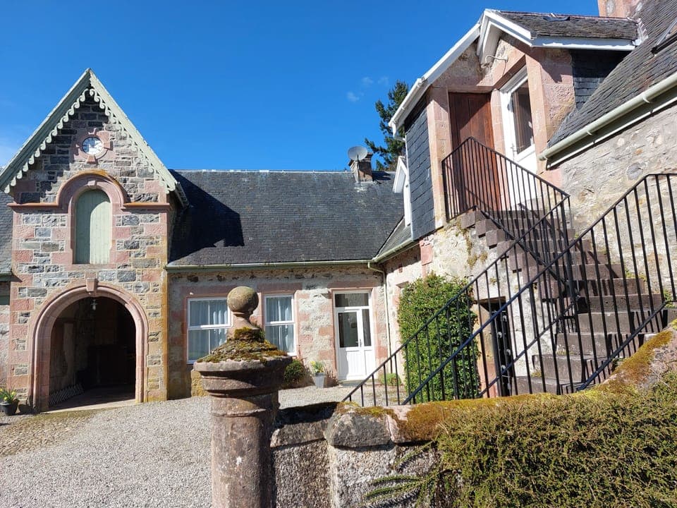 Access to Pond View via private stairs