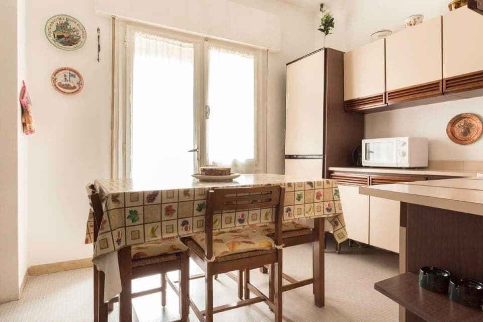 KITCHEN WITH DINING TABLE