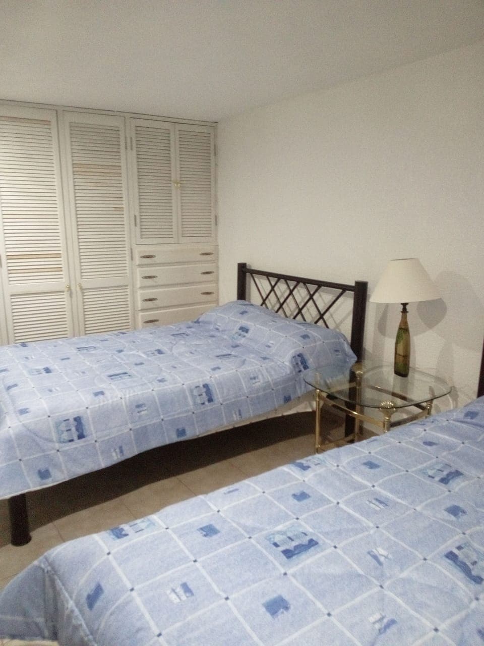 habitacion con dos camas y amplio closet