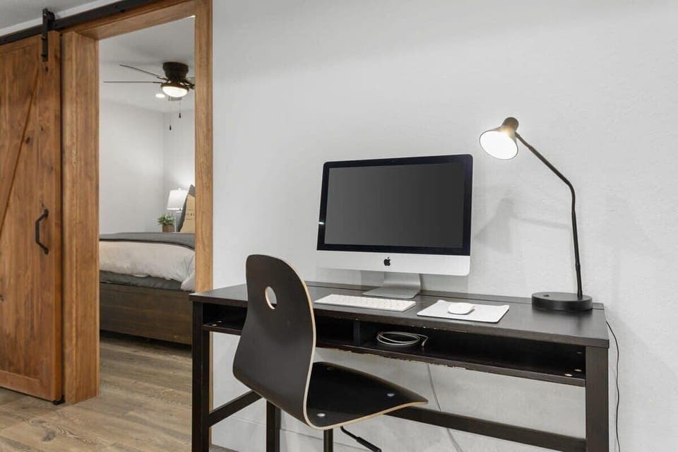 Level 2 | Workstation- iMac, iPad and laser printer