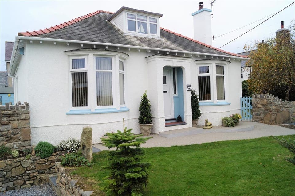 Superb, spacious dormer bungalow Sleeps 7. Parking & close to beach & amenities.