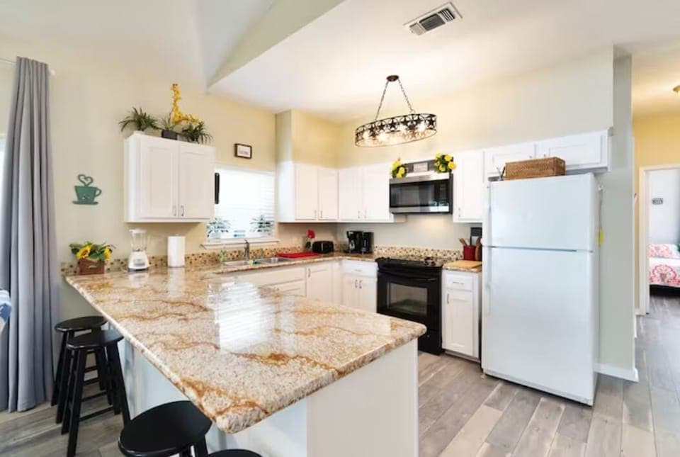 Fully stocked kitchen!