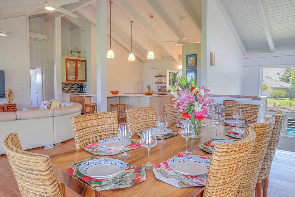 dining area looking toward kitchen