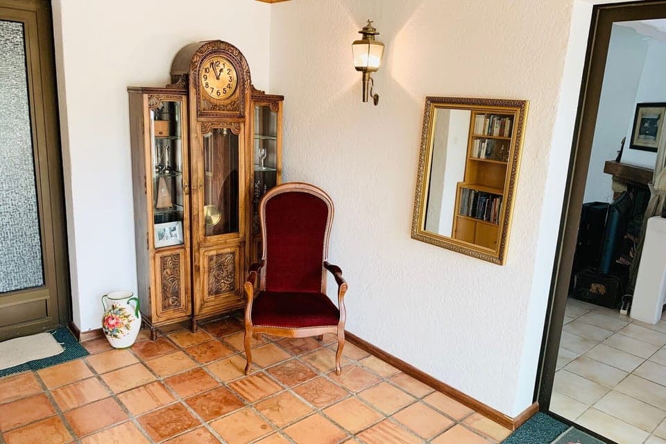 Le hall d’entrée… / The entrance hall… 