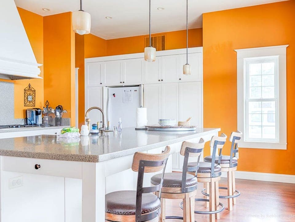 Kitchen - 4 chairs for extra seating at the kitchen island