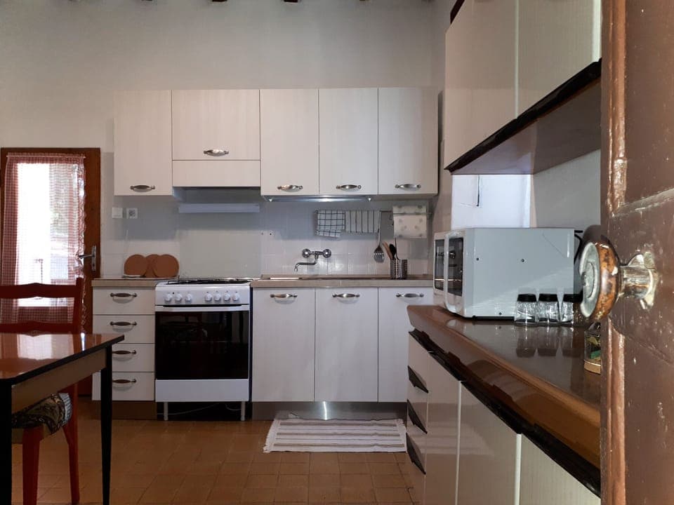 Kitchen with hob, electric oven, Microwave oven w/ grill, Fridge w/refrigerator