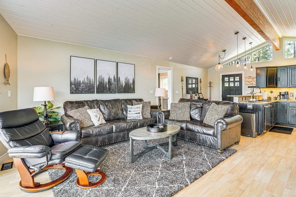 Living Room | Free WiFi | Gas Fireplace | Cable TV | Main Level