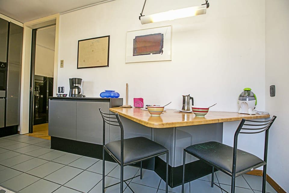 The kitchen with its table ideal to have breakfast