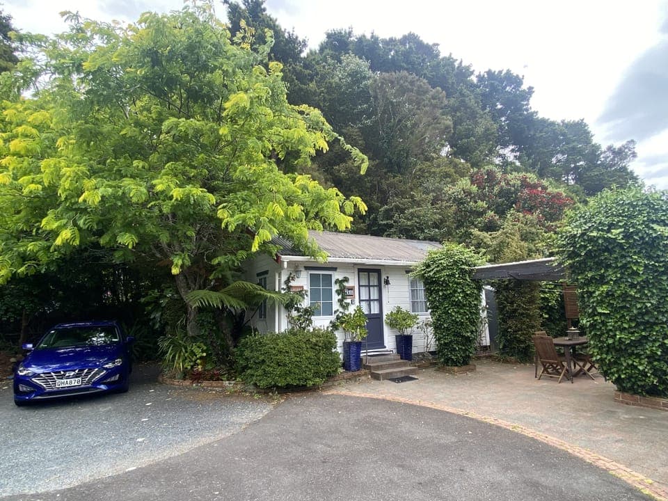 Cosy Cottage in central Paihia, off-street parking and courtyard with BBQ.