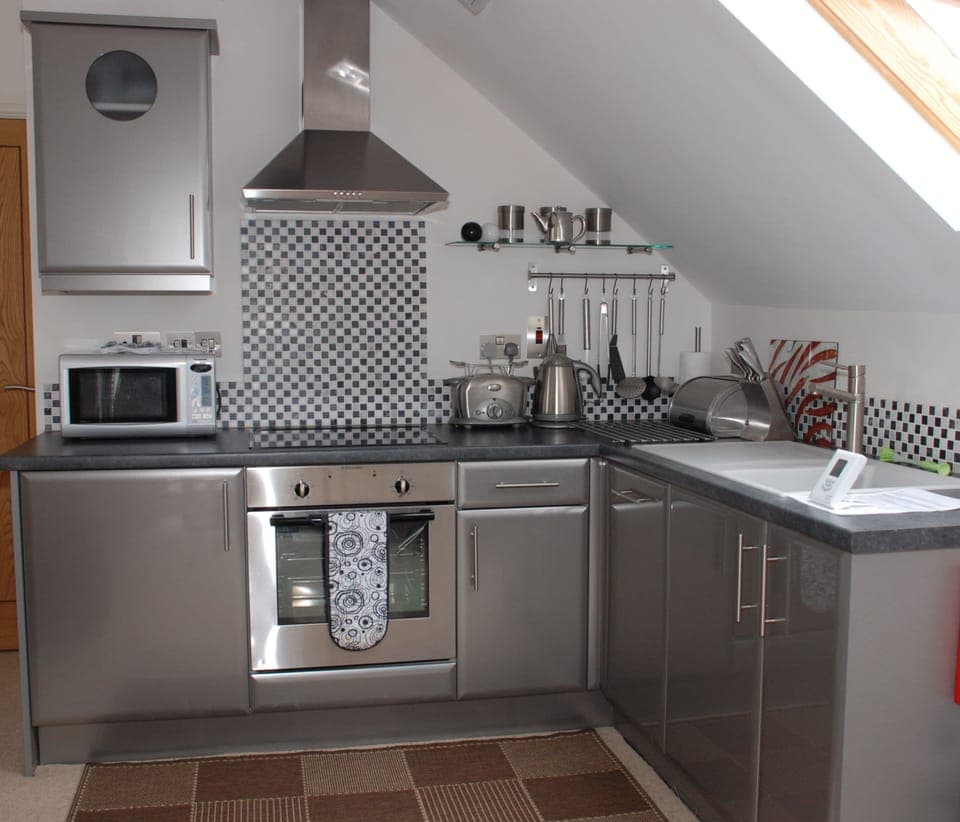 Well equiped kitchen with all you will need for an evening meal in! 