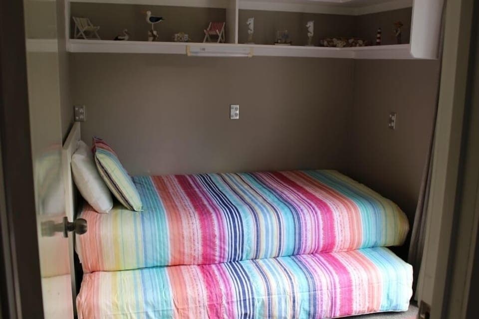 Bed 6, Trundler, 2 x singles