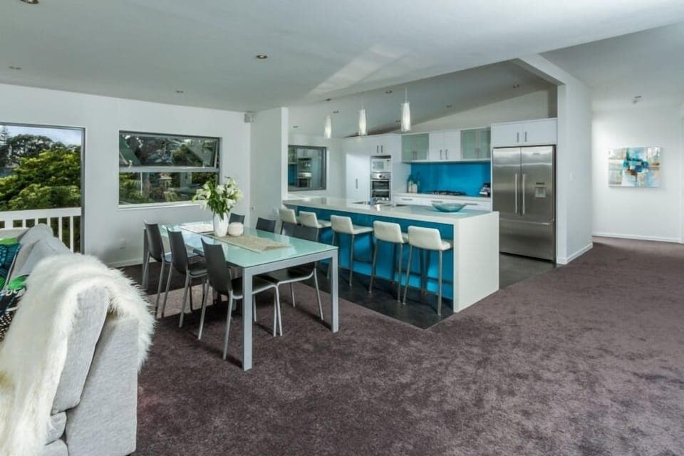 Open plan kitchen with Breakfast Bar & bar stools