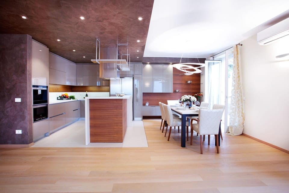 The exquisite kitchen diner
for eight guests.