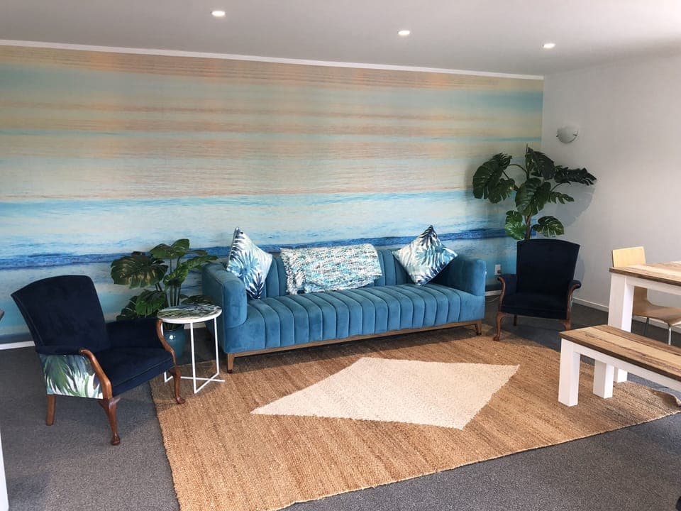 Designer lounge, large LED TV, Sky Movies/Sport, Netflix & Chromecast.