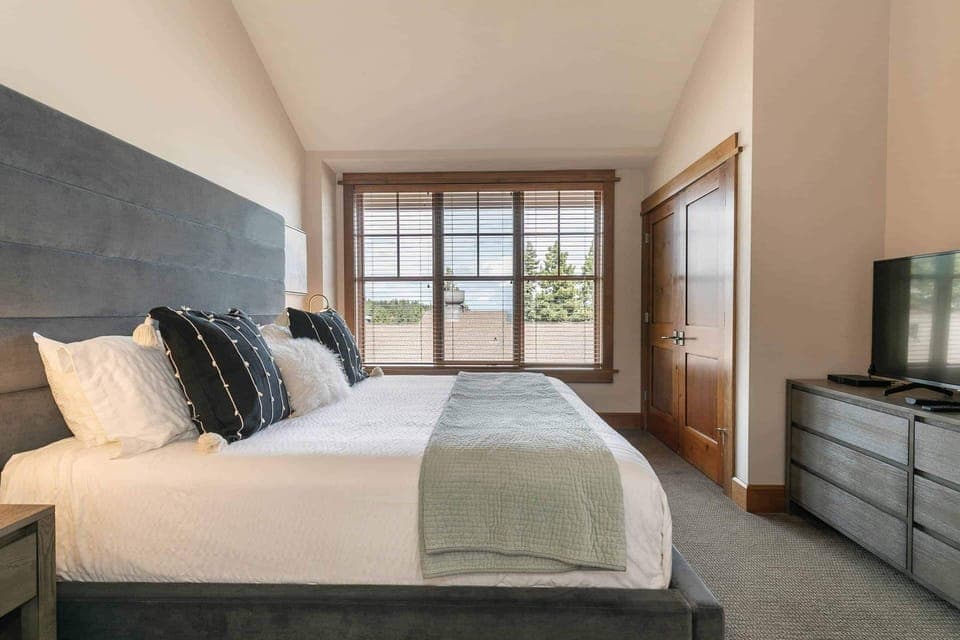 4001 Northstar Dr Unit 309-print-018-015-Interior-3251x2169-300dpi