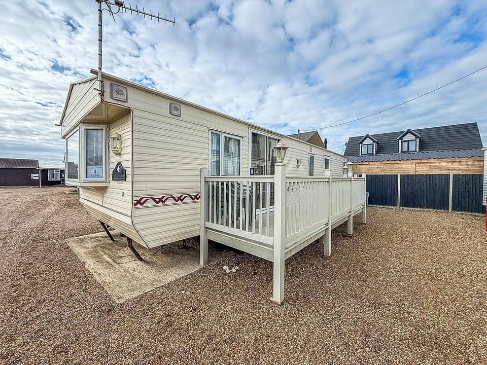 Cozy mobile home with spacious deck for outdoor relaxation