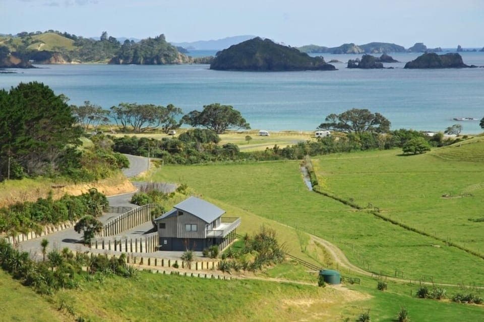 Overview - House in front, beach in background