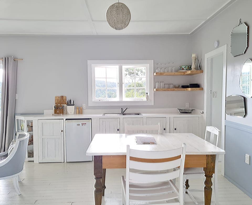 Open plan kitchenette and dining area