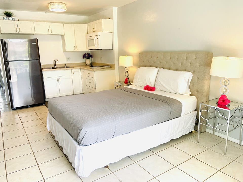 Welcome to our Kona Studio 1 min to the