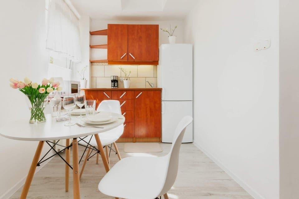 Fully equipped kitchenette. 