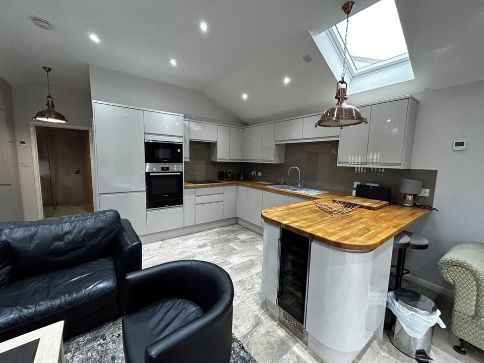 Fully equipped kitchen, oven, microwave, fridge, freezer, dishwasher etc