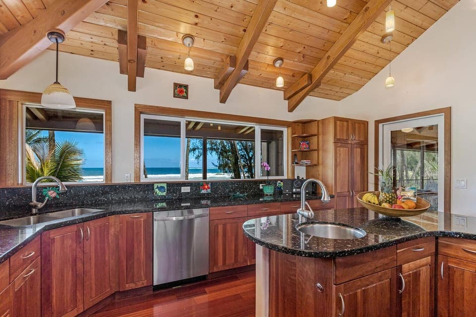 Kitchen with island 