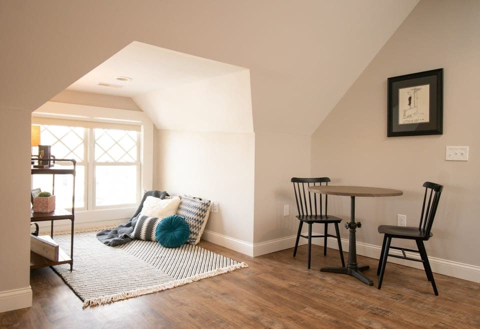 Cozy reading nook and breakfast area (or workspace)~The Rooftop