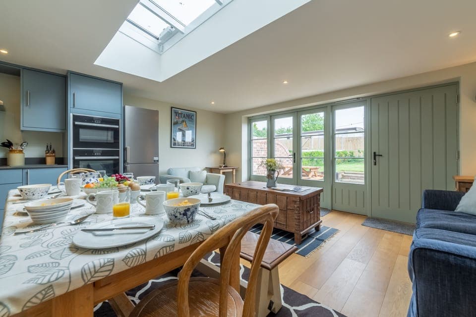 Kitty Coot, Burnham Overy Staithe: Kitchen with dining table and sitting room beyond