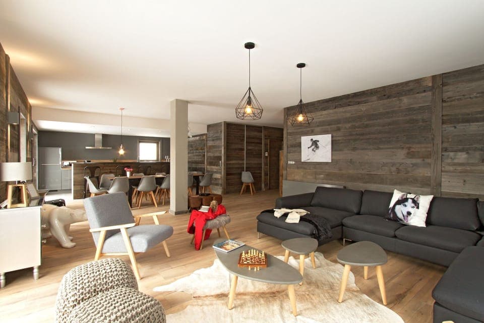 Find peace and relaxation with your close friends and family in this stunning living room featuring natural decor.