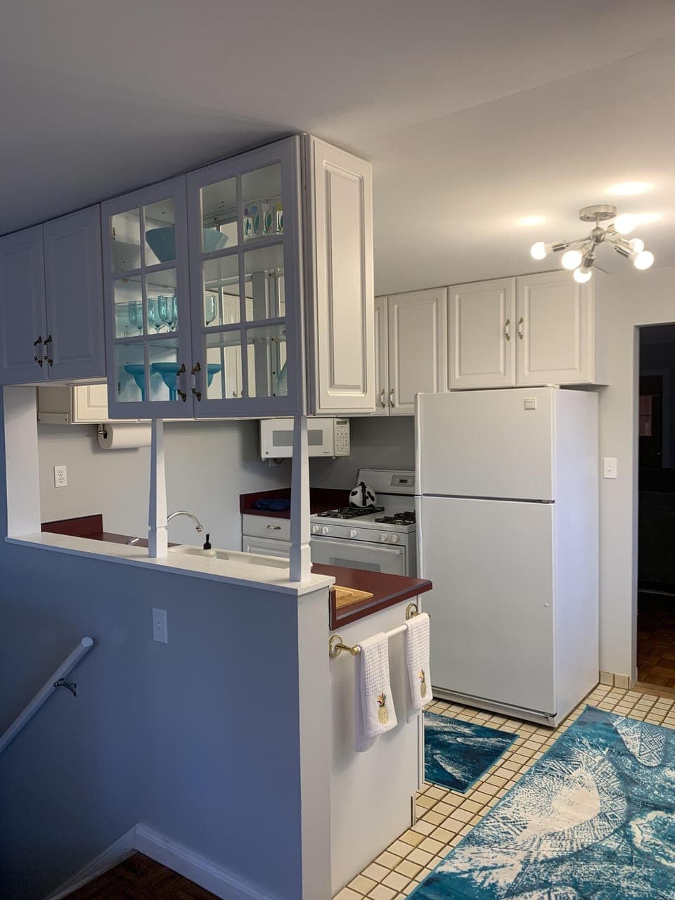 Fully stocked kitchen. Blender and filter free coffee maker (with grinder).
