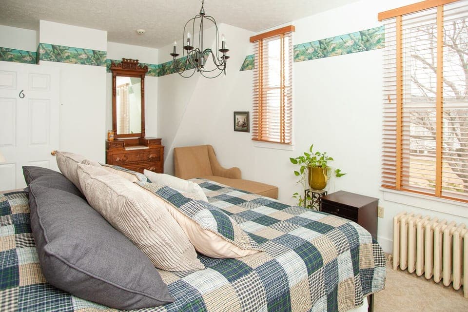 King size bed on first floor of Homestead.
Room #6