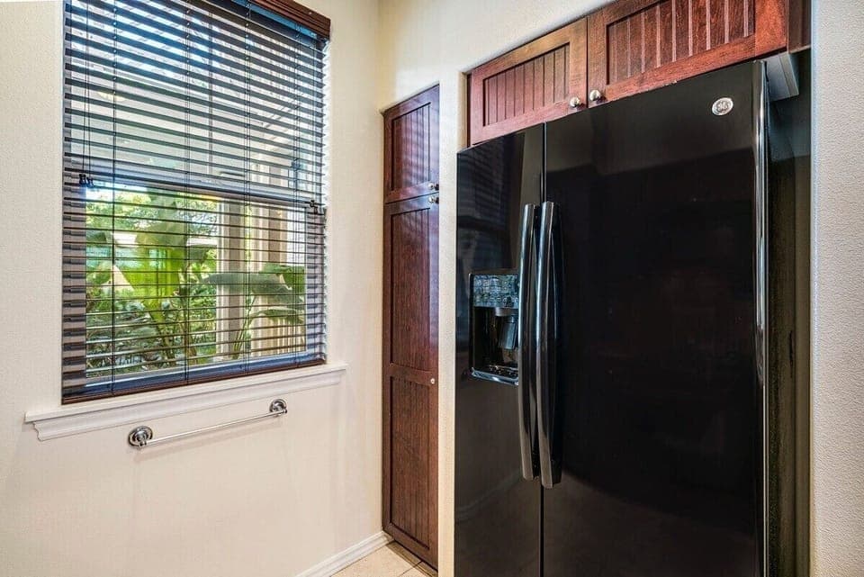 Full Size Fridge with Ice/Water
