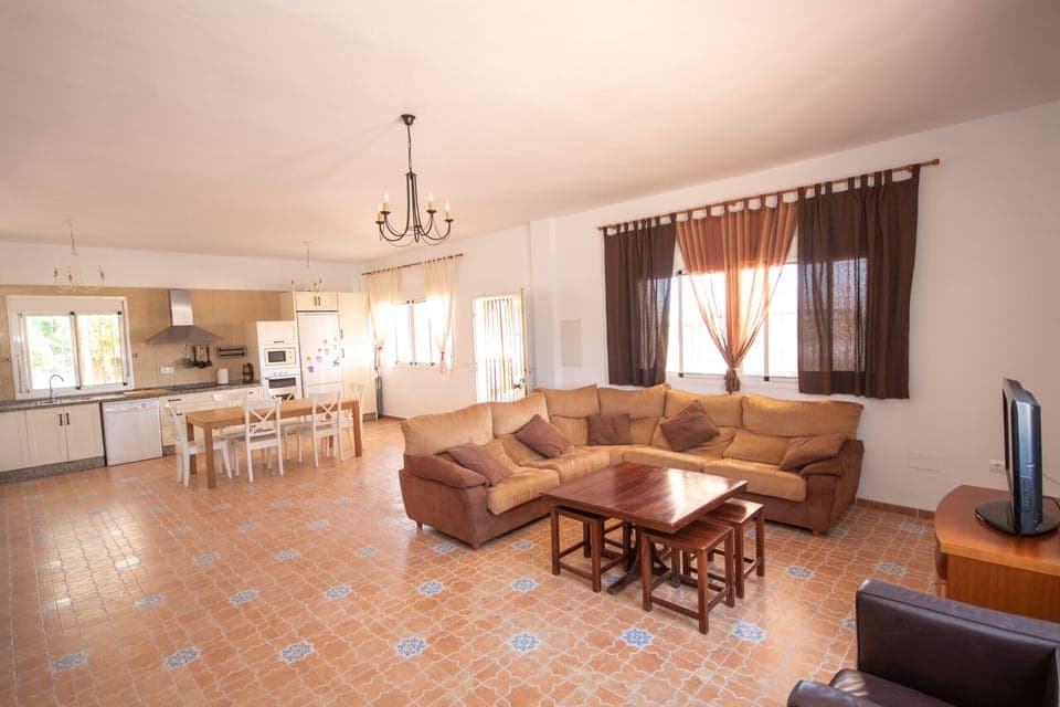 Enjoy the dining room of this Villa in Cártama