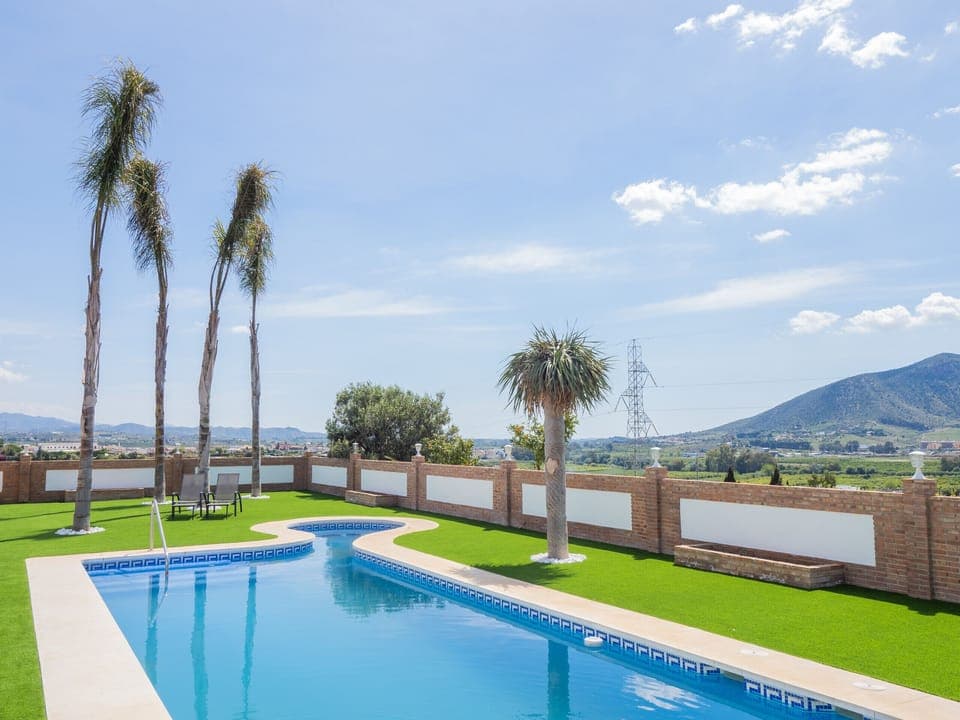 Enjoy the private pool of this Villa in Cártama