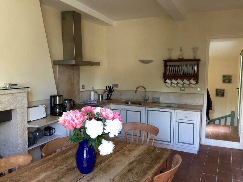 Maison Theodorit - Kitchen & view to stairwell