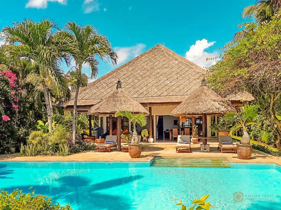 Villa Bidadari Large private pool, 
absolute beachfront 3 bed and bath