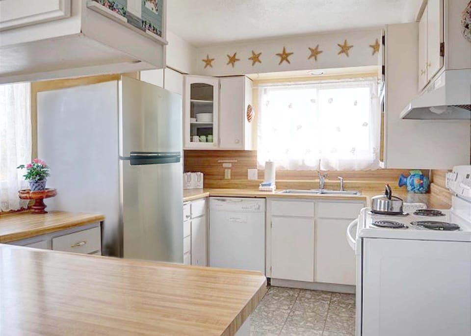 17 - ORC (Kitchen) (New Stainless Fridge)