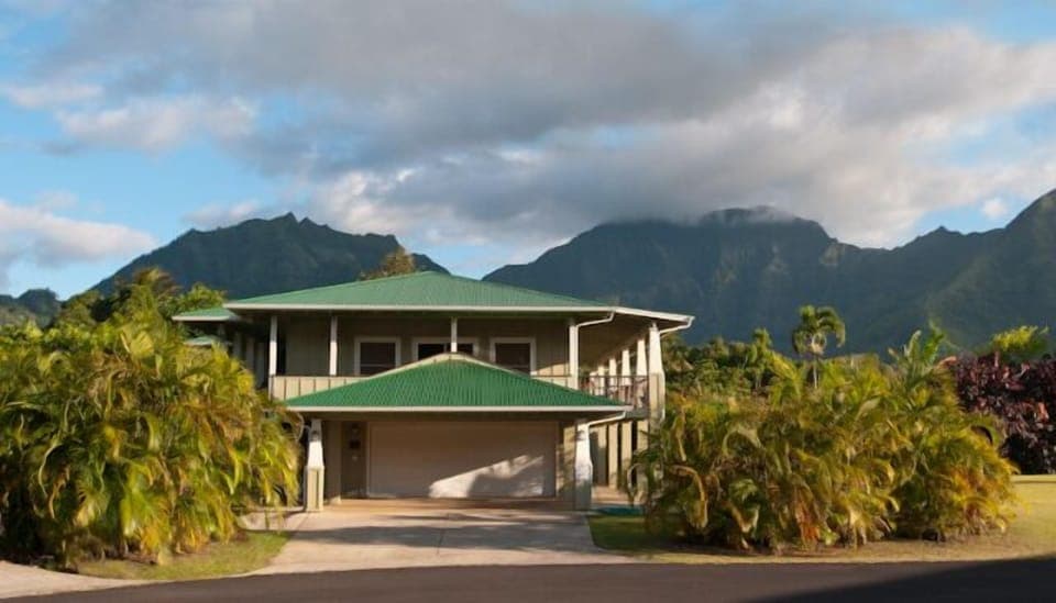 Mountains in the background of this cul de sac location beach ho