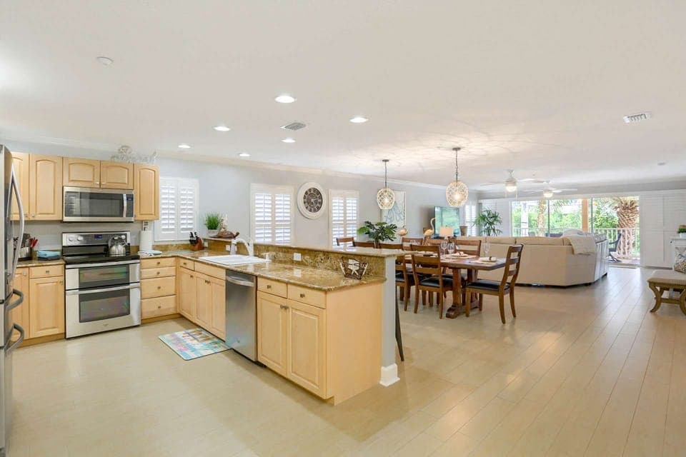 Bright and Spacious Open-Concept Kitchen/Dining/Living Area