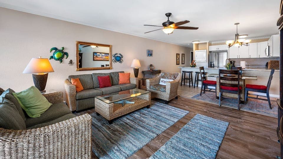 Spacious living area, ceiling fan