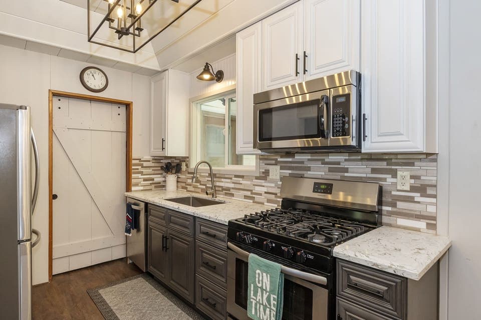 New fully stocked kitchen & appliances