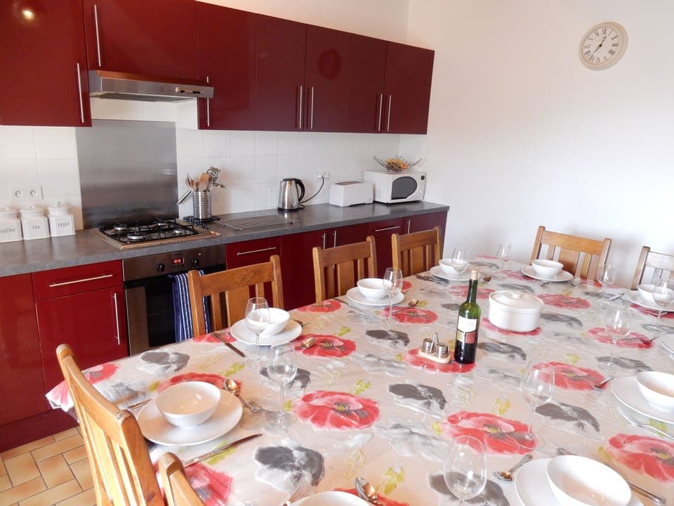 Farmhouse: spacious and well equipped kitchen. Seats 10. All appliances included