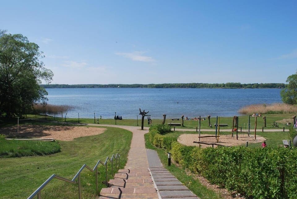 Bathing place Zislow with lawn, volleyball court, restaurant, toilets and playground.